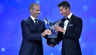 Robert Lewandowski recibe el premio de Aleksander Ceferin