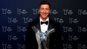 Robert Lewandowski posa con el trofeo de la UEFA 