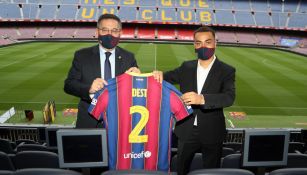 Sergiño Dest y Bartomeu en la presentación del jugador 