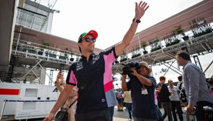 Checo Pérez saludando durante un evento