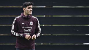 Raúl Jiménez en entrenamiento con el Tri