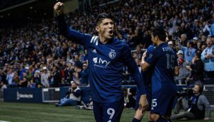 Alan Pulido festeja un gol con el Sporting KC en MLS 