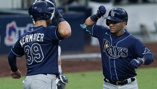 Jugadores de los Rays festejan una anotación