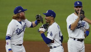 Jugadores de Dodgers festejan la victoria sobre Padres