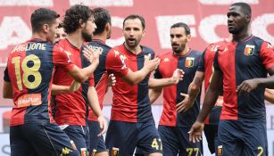 Jugadores del Genoa durante un duelo en la Serie A 