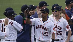 Los jugadores de Astros festejan la victoria