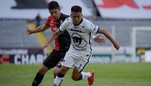 Saucedo controla el esférico en un partido de la UNAM