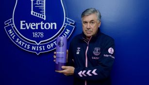 Carlo Ancelotti con el trofeo como mejor DT de septiembre 