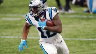 D.J. Moore a punto de anotar ante Atlanta