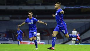 Cabecita Rodríguez festeja un gol con Cruz Azul