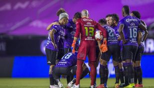 Jugadores de Mazatlán previo a un partido 