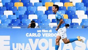 Hirving Lozano durante un partido con Napoli