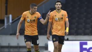 Jiménez y Coady durante un partido con Wolves