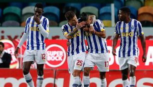 Jesús Corona celebrando gol contra Sporting Lisboa