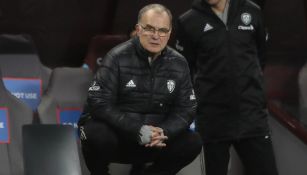 Video: Marcelo Bielsa ingresó al estadio Villa Park con su 'propio' y peculiar protocolo