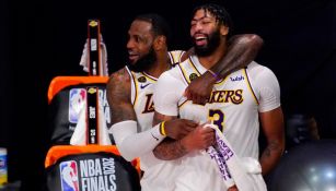 James y Davies tras ser campeones con los Lakers