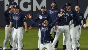 Jugadores de los Rays festejan la victoria