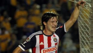 Carlos Fierro festeja una anotación con Chivas