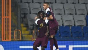 Mbappé con Kean celebrando el gol del Paris Saint-Germain