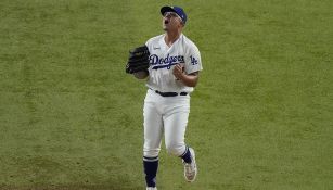 Julio Urías festeja en en juego de Dodgers 