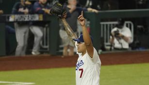 Julio Urías festeja en un juego con Dodgers