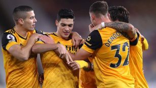 Jugadores de Wolves celebran gol vs Newcastle