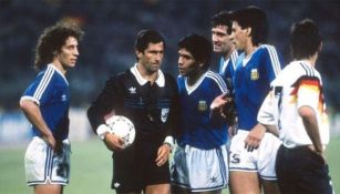 📸Ante ustedes, una de las mejores fotos de la historia. 🤵🏻‍♂️Diego  Armando Maradona, Pelé, y Zinedine Zidane jugando un partido de…