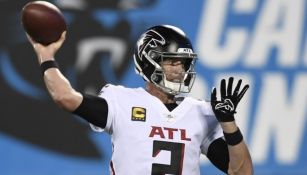 Matt Ryan lanza un pase en el juego contra Carolina