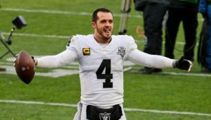 Derek Carr celebrando el triunfo ante los Browns