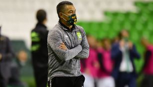 Ignacio Ambriz durante el duelo ante Santos  