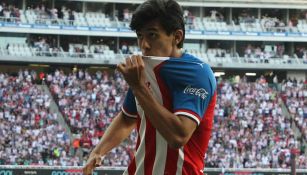 JJ Macías celebra besando el escudo de Chivas