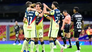 Jugadores de América festejan un gol