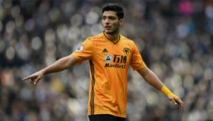 Raúl Jiménez en acción con Wolverhampton