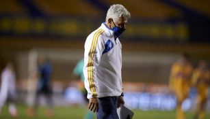 Tuca Ferretti en el partido contra Atlas