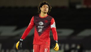 Guillermo Ochoa durante un partido con América