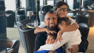 Arturo Vidal junto a sus tres hijos