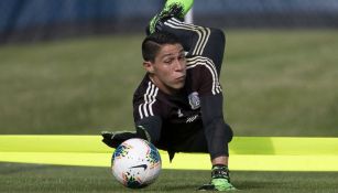 Hugo González atajando con el Tricolor