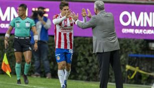 Isaác Brizuela celebrando con Víctor Manuel Vucetich