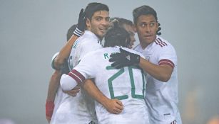 Jugadores mexicanos celebran gol vs Japón