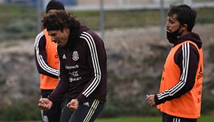 Ochoa se muestra feliz en entrenamiento del Tri