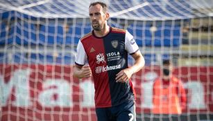 Diego Godín durante un duelo con el Cagliari  