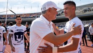 Tuca y Pablo Barrera se saludan previo a un encuentro