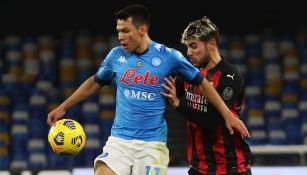 Hirving Lozano durante un partido con Napoli