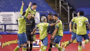 Seattle Sounders festeja una de sus anotaciones contra el LAFC