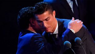 Maradona abraza a CR7 en una entrega de The Best