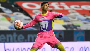 Alfredo Talavera durante un duelo con Pumas 