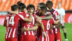 Jugadores del Atlético celebran gol vs Valencia