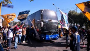 Afición de Pumas alentando a las afueras de Ciudad Universitaria