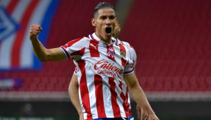 Uriel Antuna festeja un gol con las Chivas 