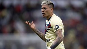 Nico Castillo durante un duelo con América 